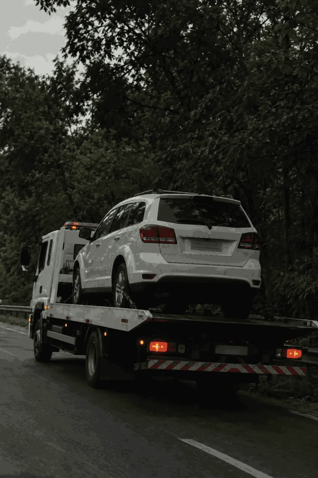 SUV branco em cima de um guincho plataforma — guincho na Vila Barão, em Sorocaba