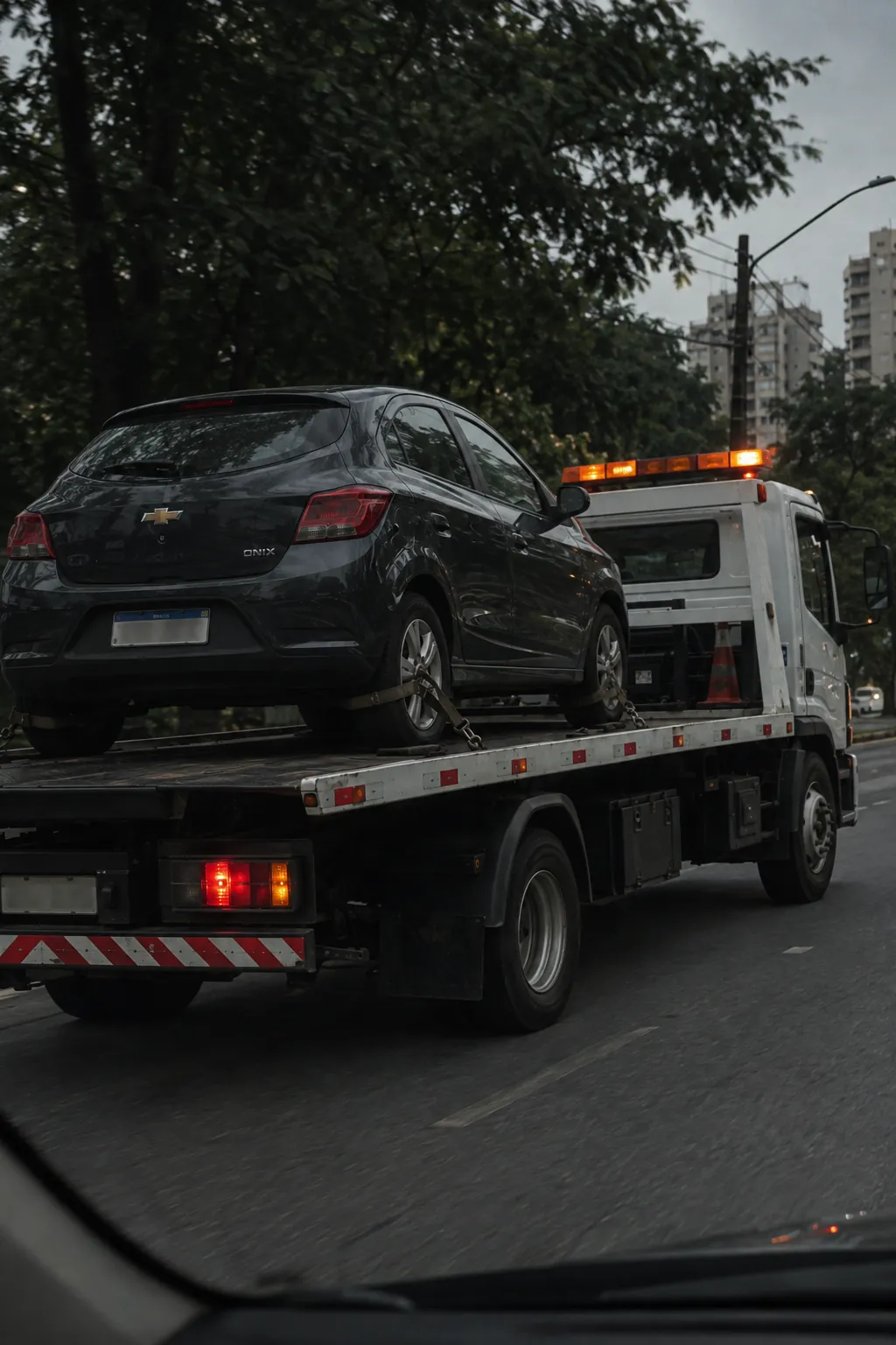 Carro em cima de um guincho plataforma na estrada — guincho no Além Ponte, em Sorocaba